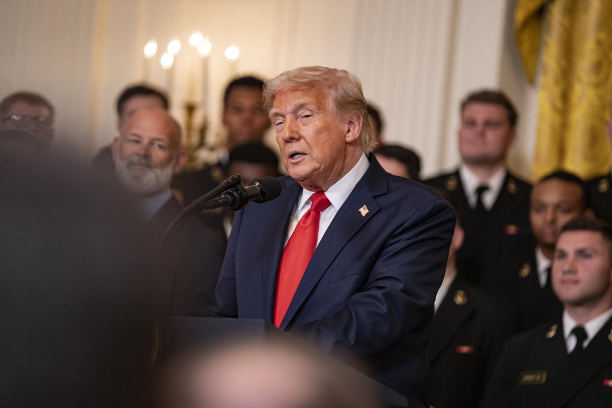 Le président américain Donald Trump présente le trophée du commandant en chef à l’équipe de football de l’Académie navale des États-Unis, à la Maison Blanche, le 15 avril 2025. © Andrew Thomas / Middle East Images via AFP