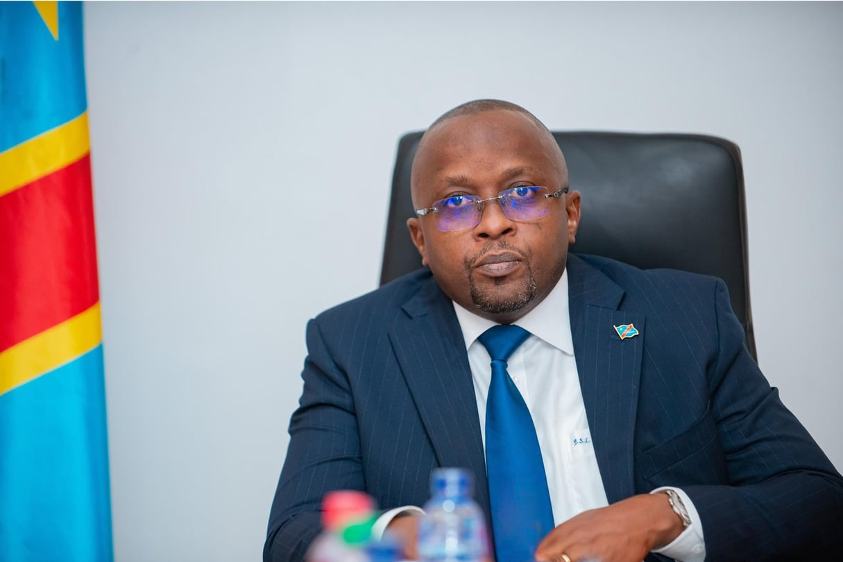 Le ministre de l’Intérieur Jacquemain Shabani à son cabinet, le 18 février 2025. © Jacquemain Shabani/X ; ministère de l’Intérieur, Sécurité, Décentralisation et Affaires Coutumières