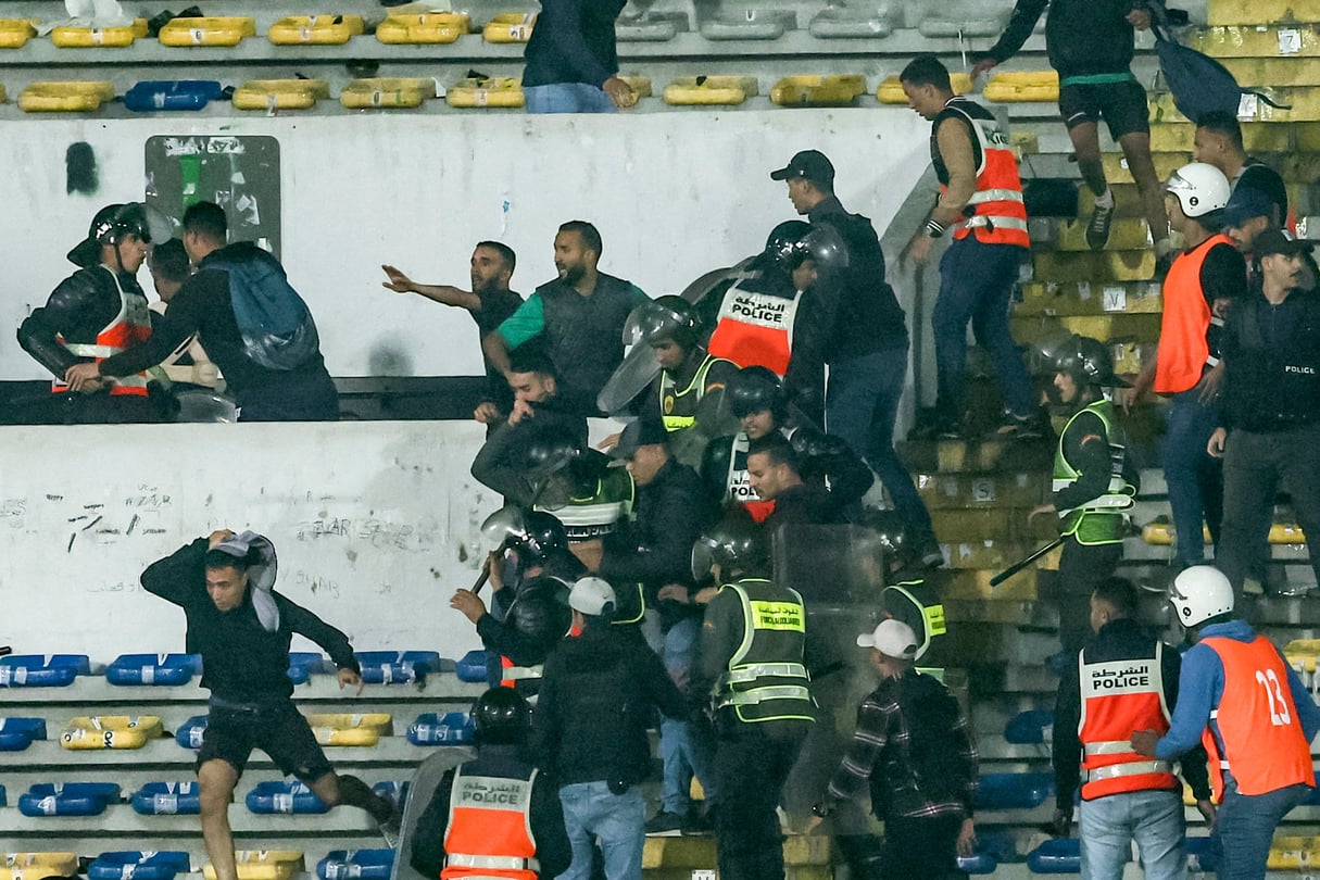 La police met fin à une bagarre entre supporters lors du quart de finale de la Ligue des champions de la CAF, entre le Raja Casablanca et le Al Ahly, au stade Mohammed-V de Casablanca, le 29 avril 2023. © FADEL SENNA / AFP