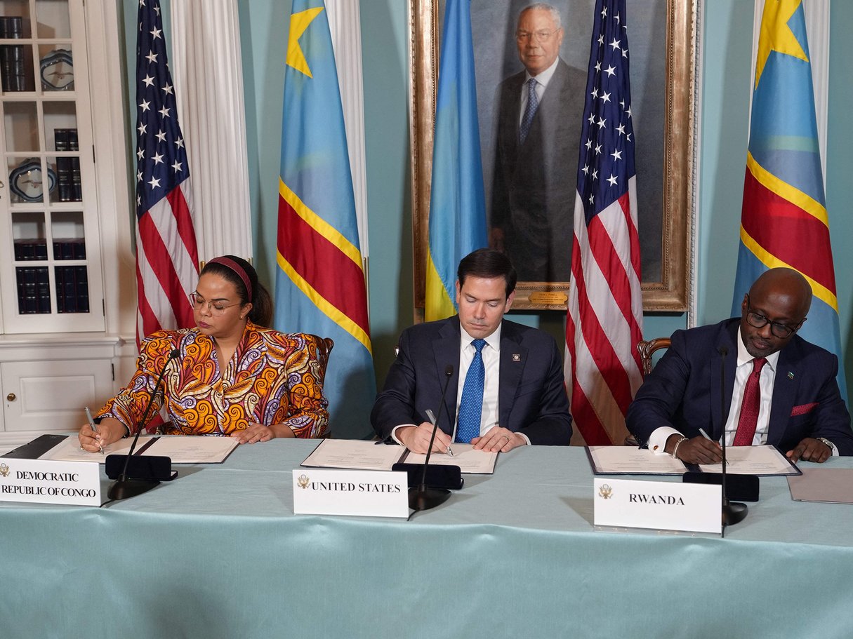 Le secrétaire d’État américain Marco Rubio (centre), la ministre des Affaires étrangères de la RDC, Therese Kayikwamba Wagner (gauche), et le ministre des Affaires étrangères du Rwanda, Olivier Nduhungirehe (droite), le 25 avril 2025. © Andrew Leyden /NurPhoto via AFP