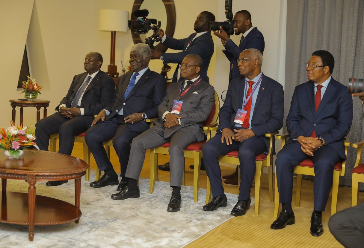 Le Premier ministre de Guinée, Amadou Bah Oury (avant-dernier en partant de la gauche) à l’Africa CEO Forum à Abidjan, le 1é mai 2025. © ACF 2025