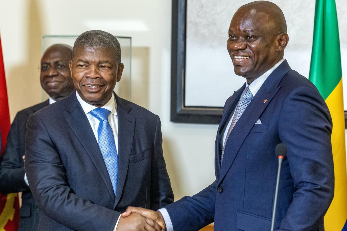 João Lourenço (à g.) et Brice Clotaire Oligui Nguema, au Palais de la rénovation, à Libreville, le 13 mai 2025. © Présidence de la République gabonaise
