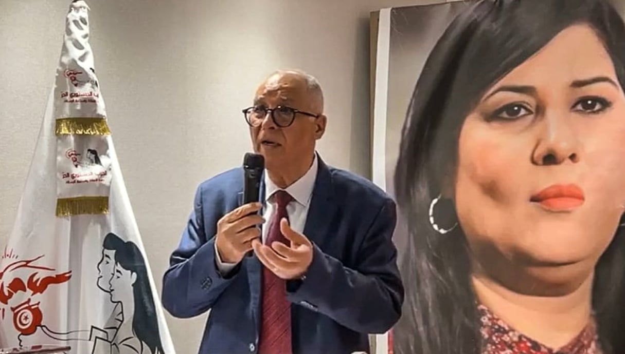 Thameur Saad, membre du bureau exécutif du Parti destourien libre (PDL) devant un portrait d’Abir Moussi. © DR