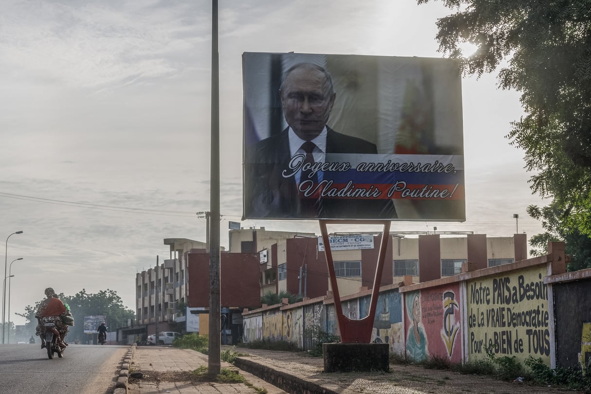 Un panneau d’affichage souhaitant un bon anniversaire au président russe, Vladimir Poutine, à Bamako le 12 octobre 2024. © AFP