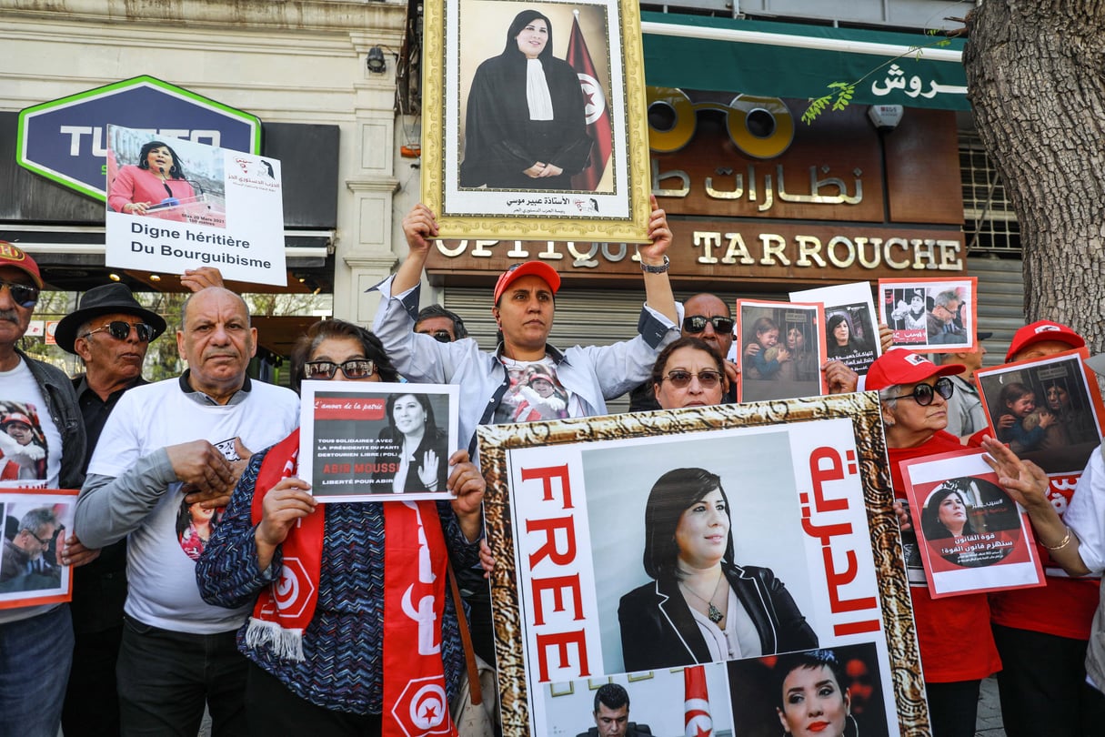Manifestation pour la libération d’Abir Moussi, présidente du Parti destourien libre, devant le tribunal administratif de Tunis, le 1er mai 2025. © Chedly Ben Ibrahim / NurPhoto via AFP