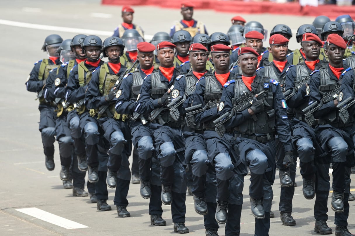 Des gendarmes ivoiriens défilent lors de la célébration du 62e anniversaire de l’indépendance de la Côte d’Ivoire à Yamoussoukro, le 7 août 2022. © Sia KAMBOU / AFP