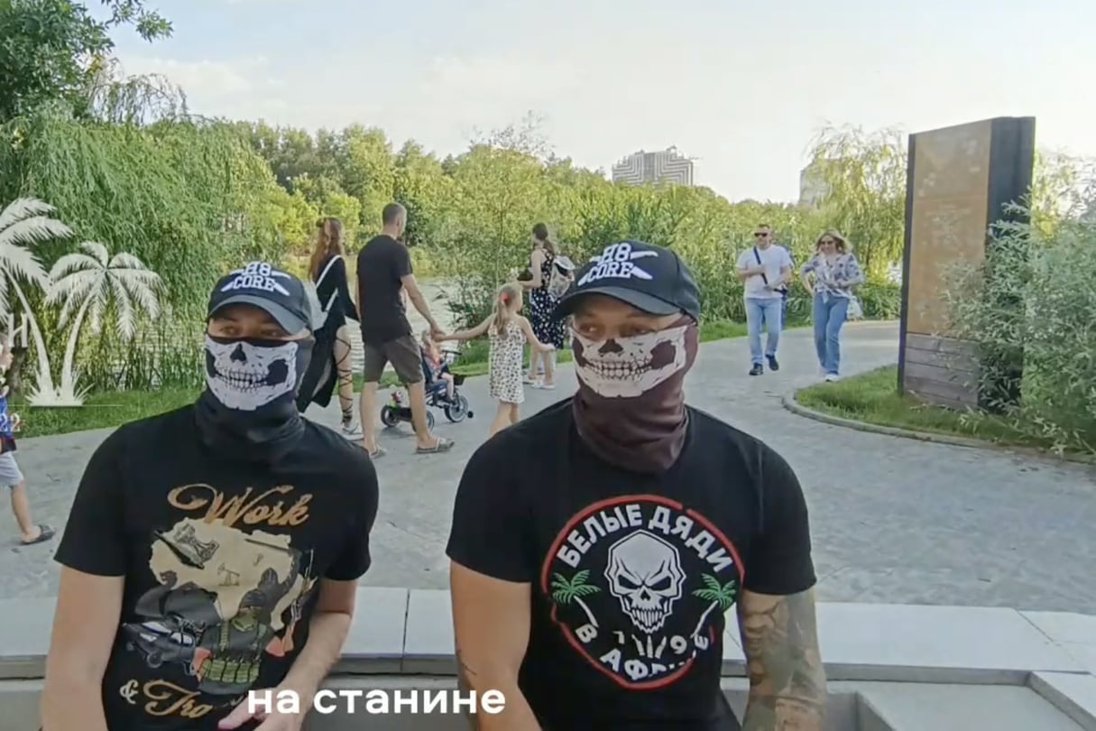 Dos veteranos de Wagner en Krasnodar, Rusia. A la derecha, el director del documental, Roman Vassilievich Morin. © Telegram