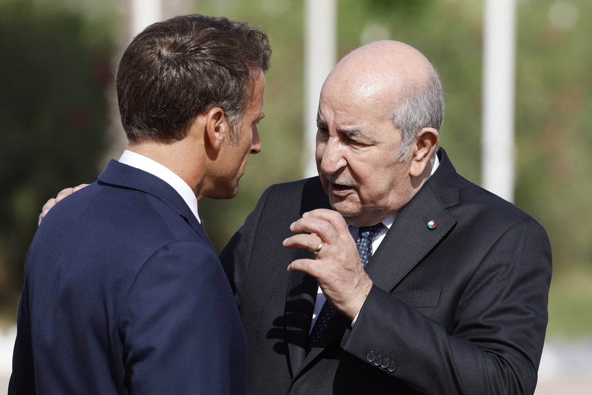 Le président français Emmanuel Macron s’entretient avec le président algérien Abdelmadjid Tebboune à l’aéroport d’Alger, à Alger, le 27 août 2022. © LUDOVIC MARIN/AFP