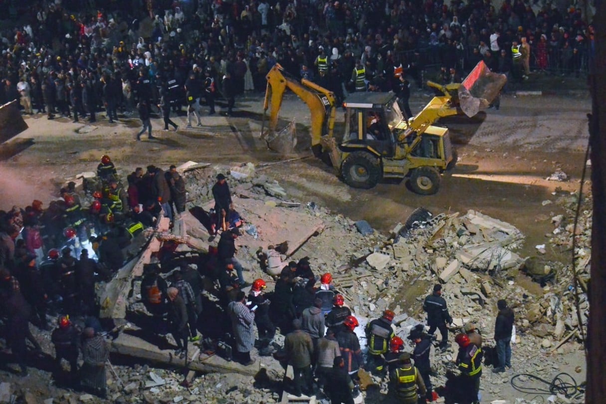 Les secours recherchent des victimes dans les décombres de deux immeubles effondrés dans le quartier Al Massira de Fès, le 9 décembre 2025.