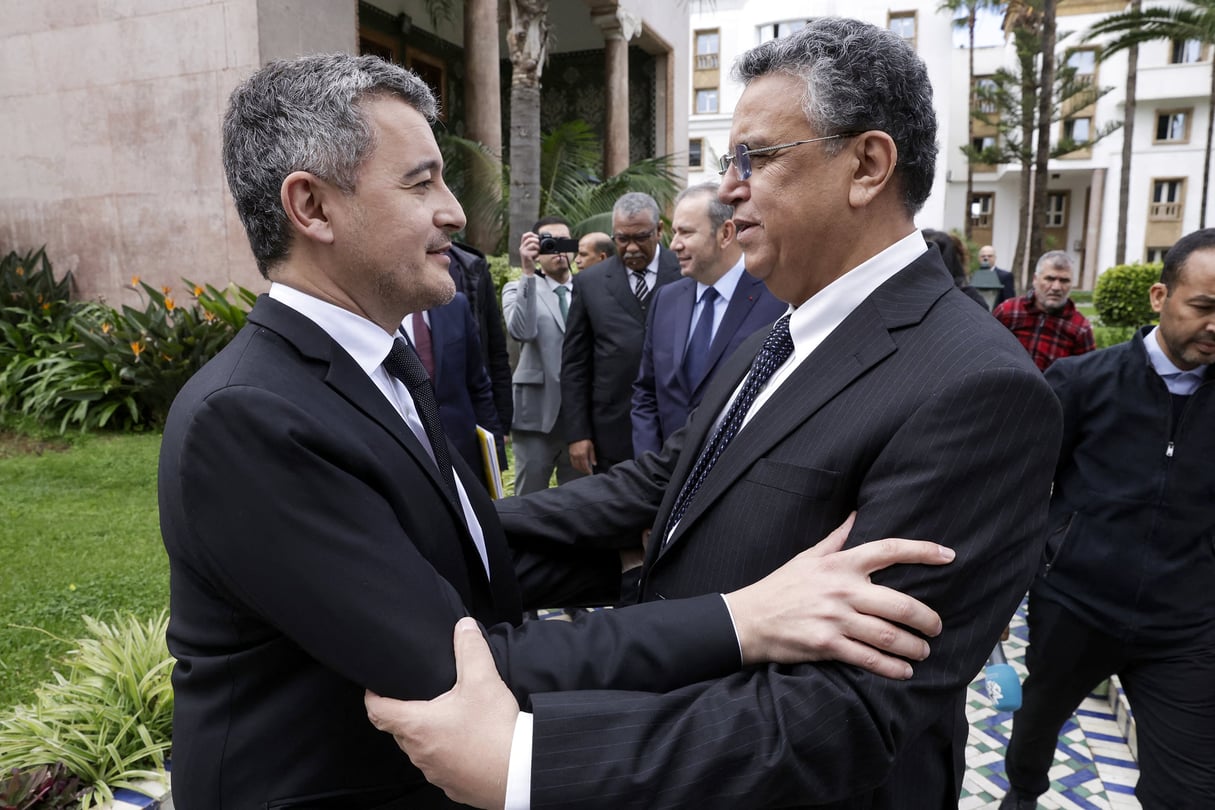 Le ministre marocain de la Justice, Abdellatif Ouahbi (à droite), accueille son homologue français, Gérald Darmanin, avant la cérémonie de signature d’une déclaration commune à Rabat le 10 mars 2025. © Abdel Majid BZIOUAT / AFP
