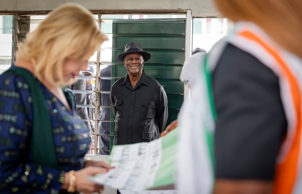 Le président ivoirien, Alassane Ouattara, et son épouse dans leur bureau de vote, lors des élections législatives, à Abidjan, le 27 décembre 2025.