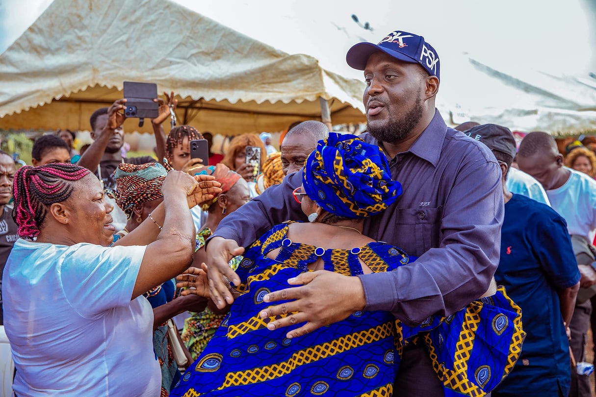 Stéphane Kipré est entouré de sympathisants lors de la campagne électorale pour les élections législatives, dans la circonscription de Gboguhé-Zaïbo, en Côte d’Ivoire, le 13 décembre 2026.