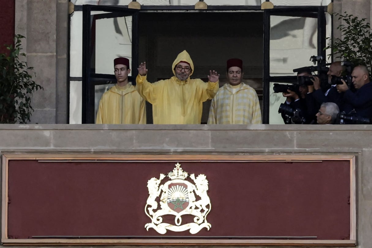 Le roi Mohammed VI, accompagné de son fils, le prince héritier Moulay Hassan (à g), qui a représenté son père lors de la CAN 2025, au balcon du Parlement, à Rabat, le 10 octobre 2025. © Abdel Majid Bziouat / AFP