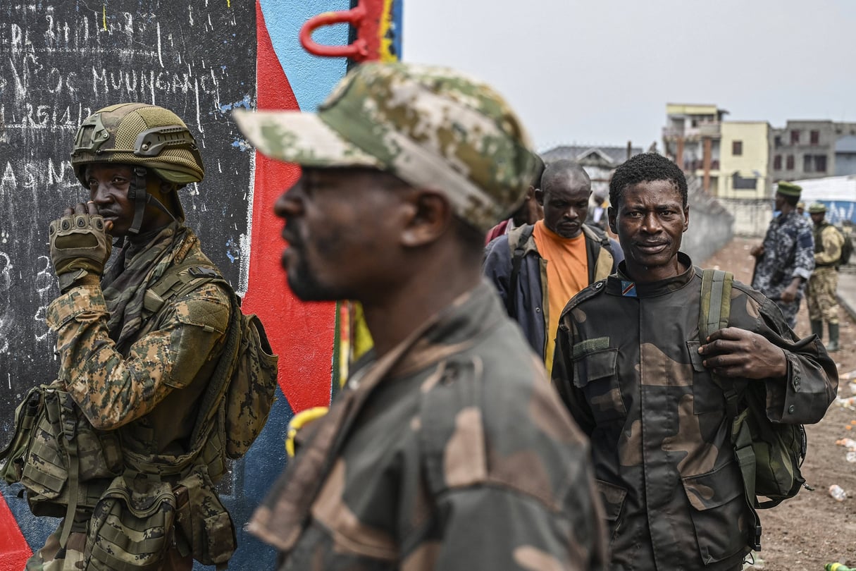 Des rebelles du M23 escortent des soldats et des policiers du gouvernement qui se sont rendus, à Goma, le 30 janvier 2025.