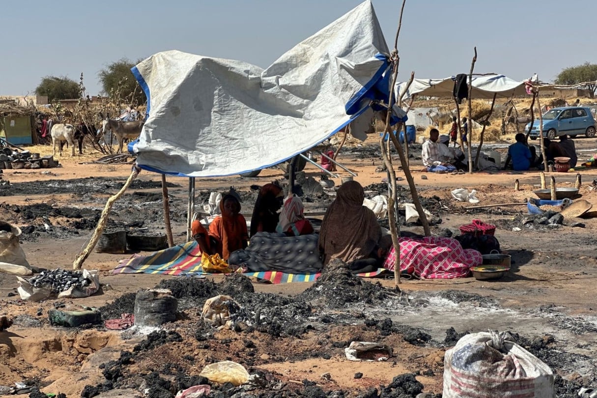 Des Soudanais déplacés ayant quitté El-Fasher se sont réfugiés à Tawila, où un incendie qui s’est déclaré dans le camp a tué un enfant le 11 février 2026. © STR / AFP