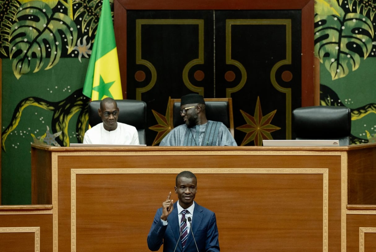 Le ministre sénégalais de l’Intérieur et de la Sécurité publique, Mouhamadou Bamba Cissé devant le Parlement pendant l’examen du projet de loi visant à durcir les sanctions contre l’homosexualité. Dakar, le 11 mars 2026.
