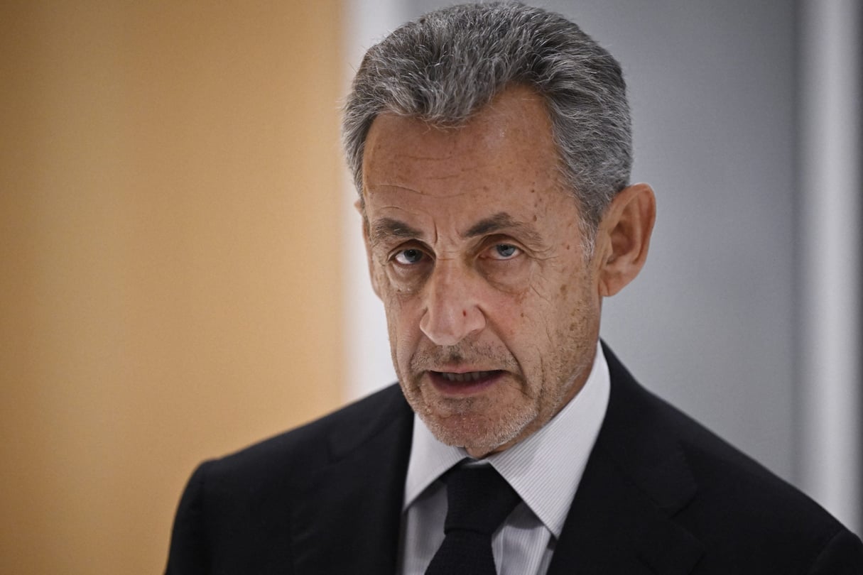 L’ancien président français Nicolas Sarkozy quitte le tribunal de Paris le 25 septembre 2025, après le verdict de son procès pour financement illégal de sa campagne présidentielle de 2007 par la Libye.