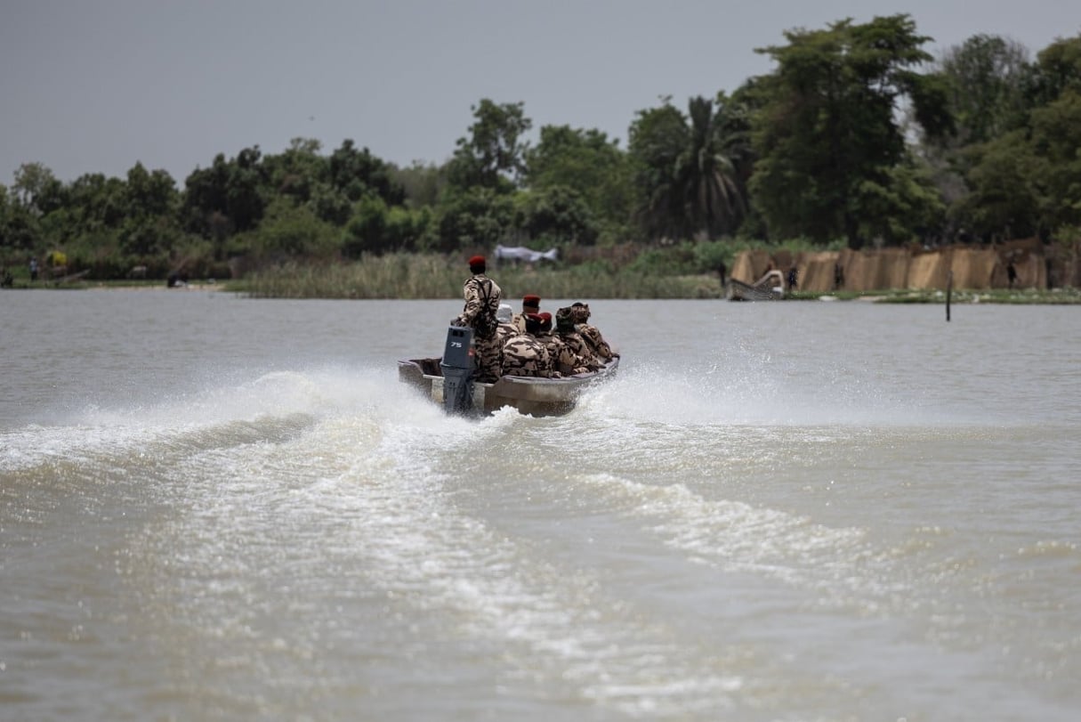 Des soldats tchadiens patrouillent sur le lac Tchad, le 6 mai 2026. © JORIS BOLOMEY / AFP