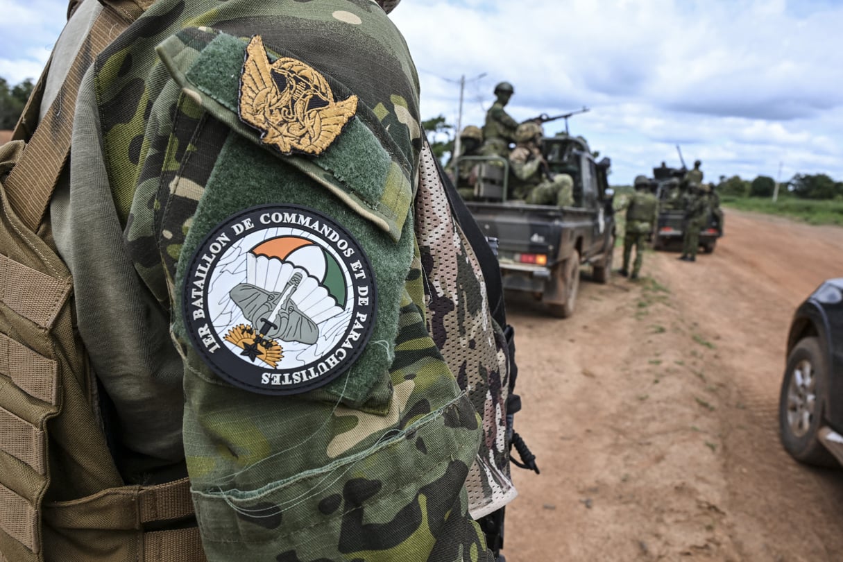 Des militaires ivoiriens en patrouille dans le village de Mororo, situé près de Tougbo, au nord-est de la Côte d’Ivoire, à proximité de la frontière avec le Burkina Faso.