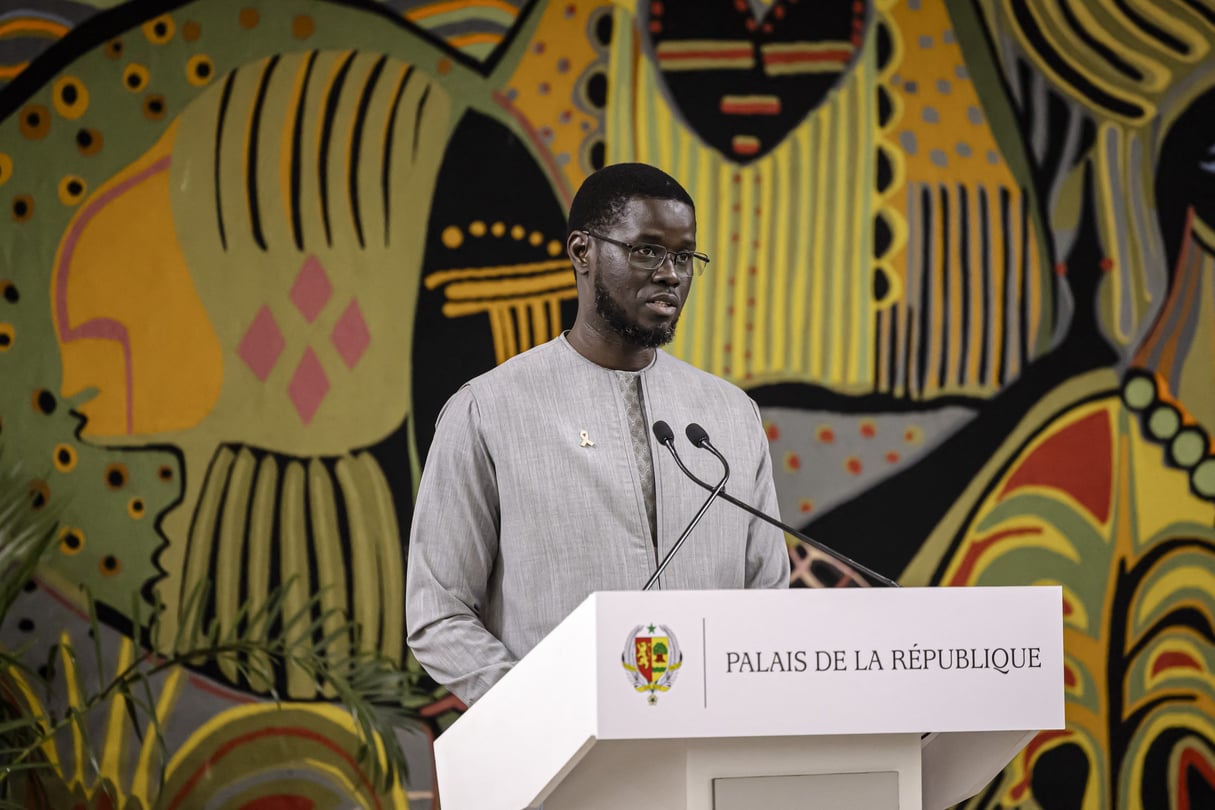 Le président sénégalais Bassirou Diomaye Faye s’exprime lors d’une cérémonie officielle à Dakar, marquant une étape clé dans l’histoire politique récente du pays.