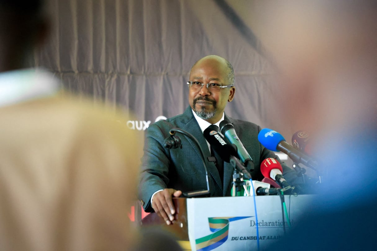 Alain-Claude Bilie By Nze, figure majeure de l'opposition gabonaise, s'exprime lors d'une conférence de presse à l'hôtel Tahiti de Libreville, le 14 avril 2025, à l'issue du scrutin présidentiel.