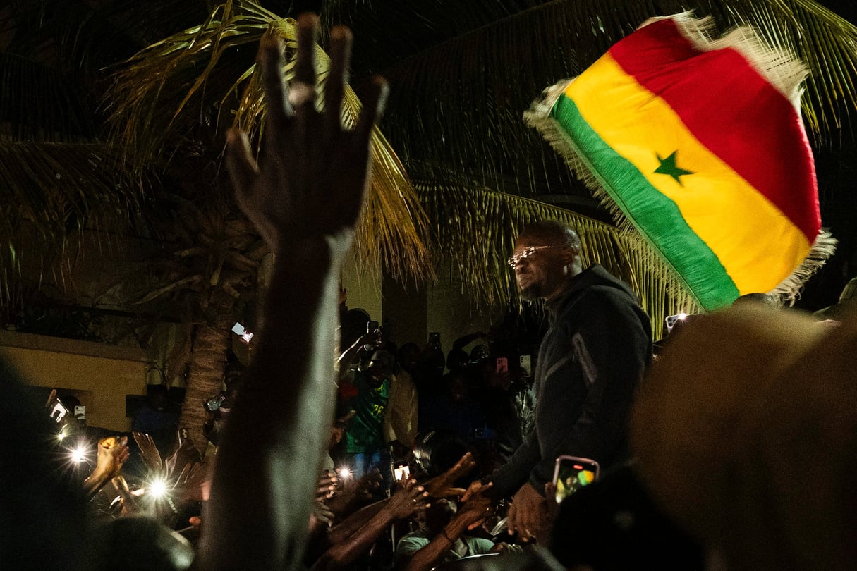 L’ex-Premier ministre, Ousmane Sonko, acclamé par ses supporters devant son domicile au lendemain de son limogeage, le 23 mai.