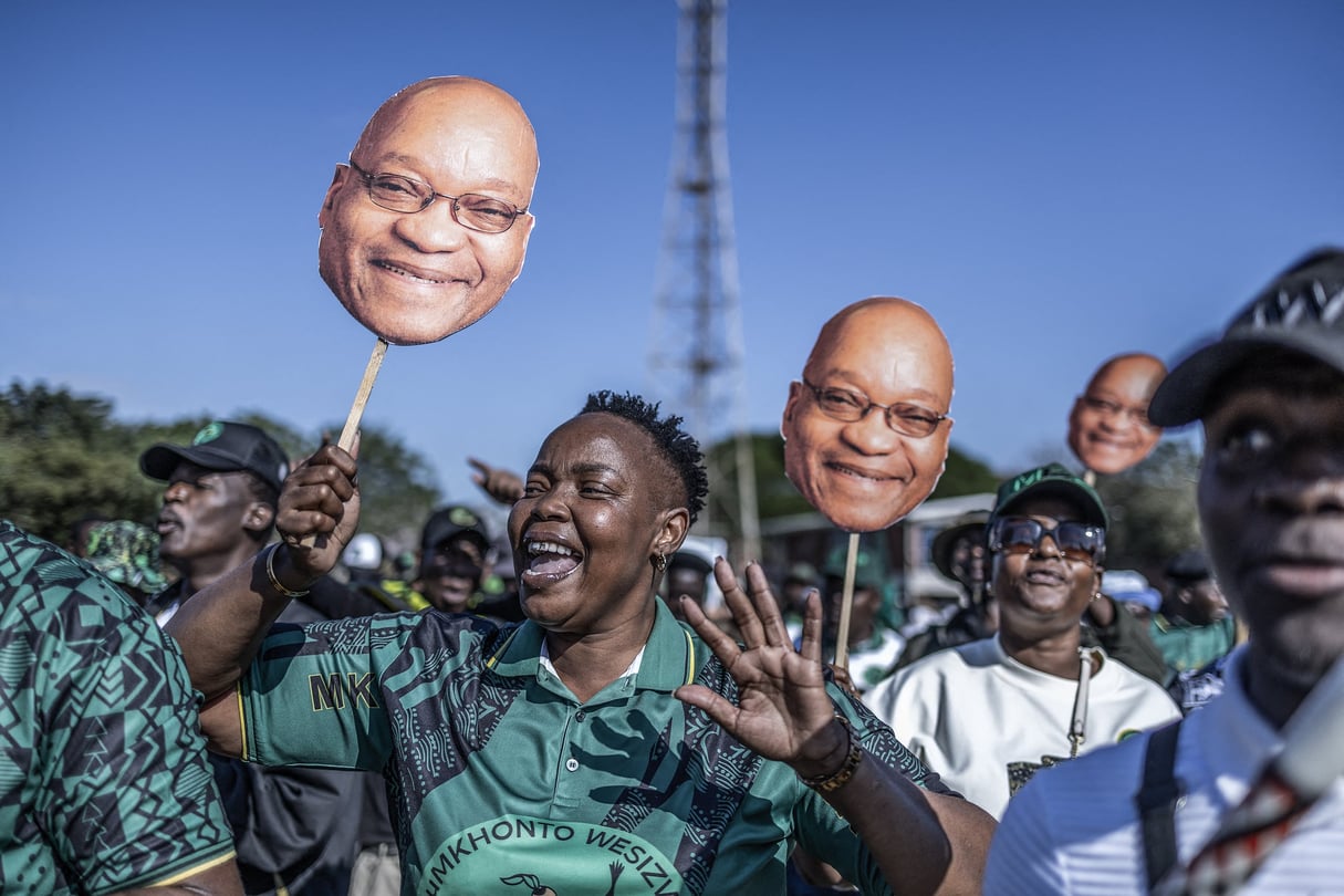 Des partisans du parti uMkhonto we Sizwe (MK) brandissent des masques à l'effigie de l'ancien président sud-africain et dirigeant du MK, Jacob Zuma, lors d'une marche de protestation à Durban, le 10 juin 2026.
