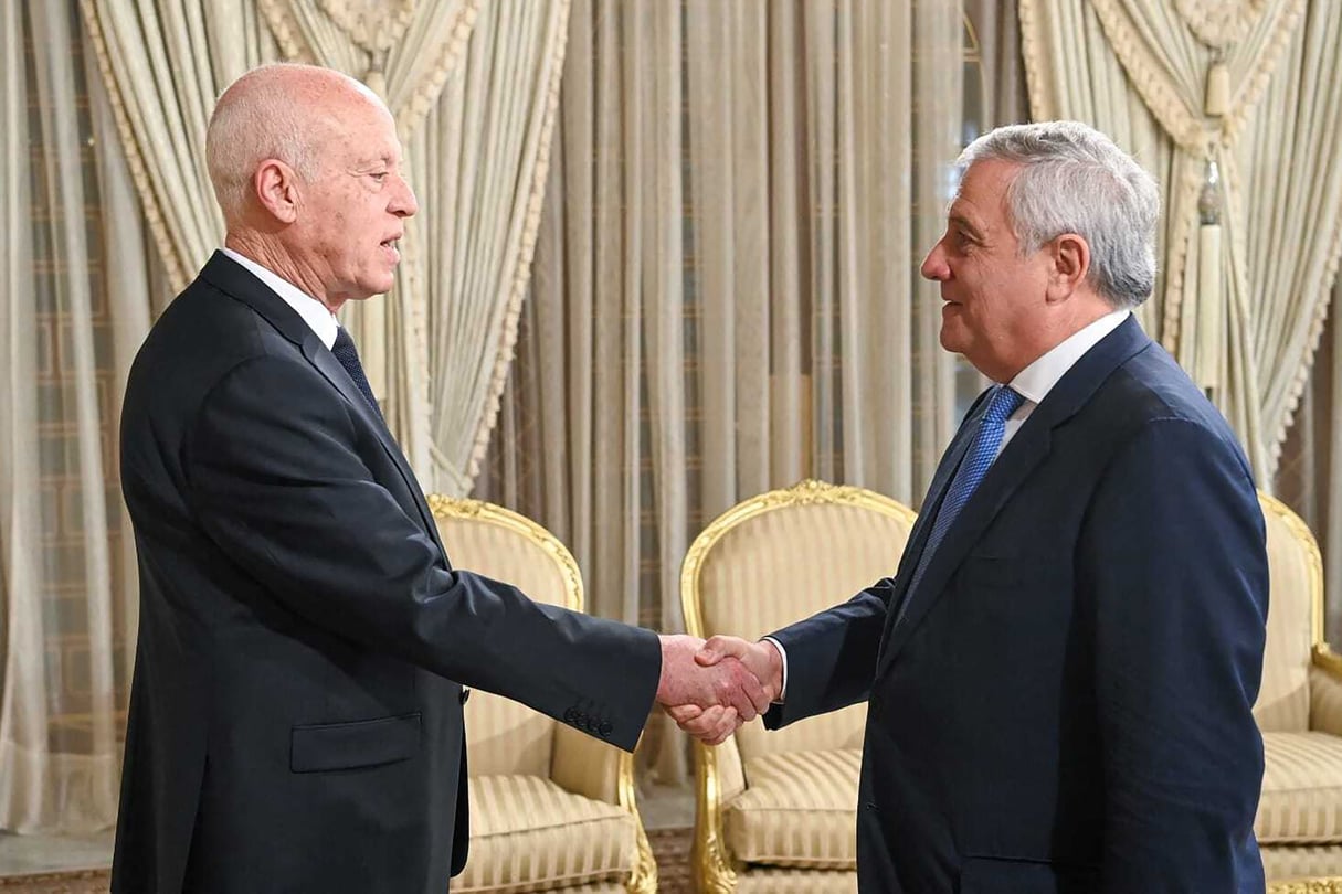 Le président tunisien Kaïs Saïed (à g.) recevant le ministre italien des Affaires étrangères, Antonio Tajani, le 20 octobre 2023. © TUNISIAN PRESIDENCY / HANDOUT/Anadolu via AFP