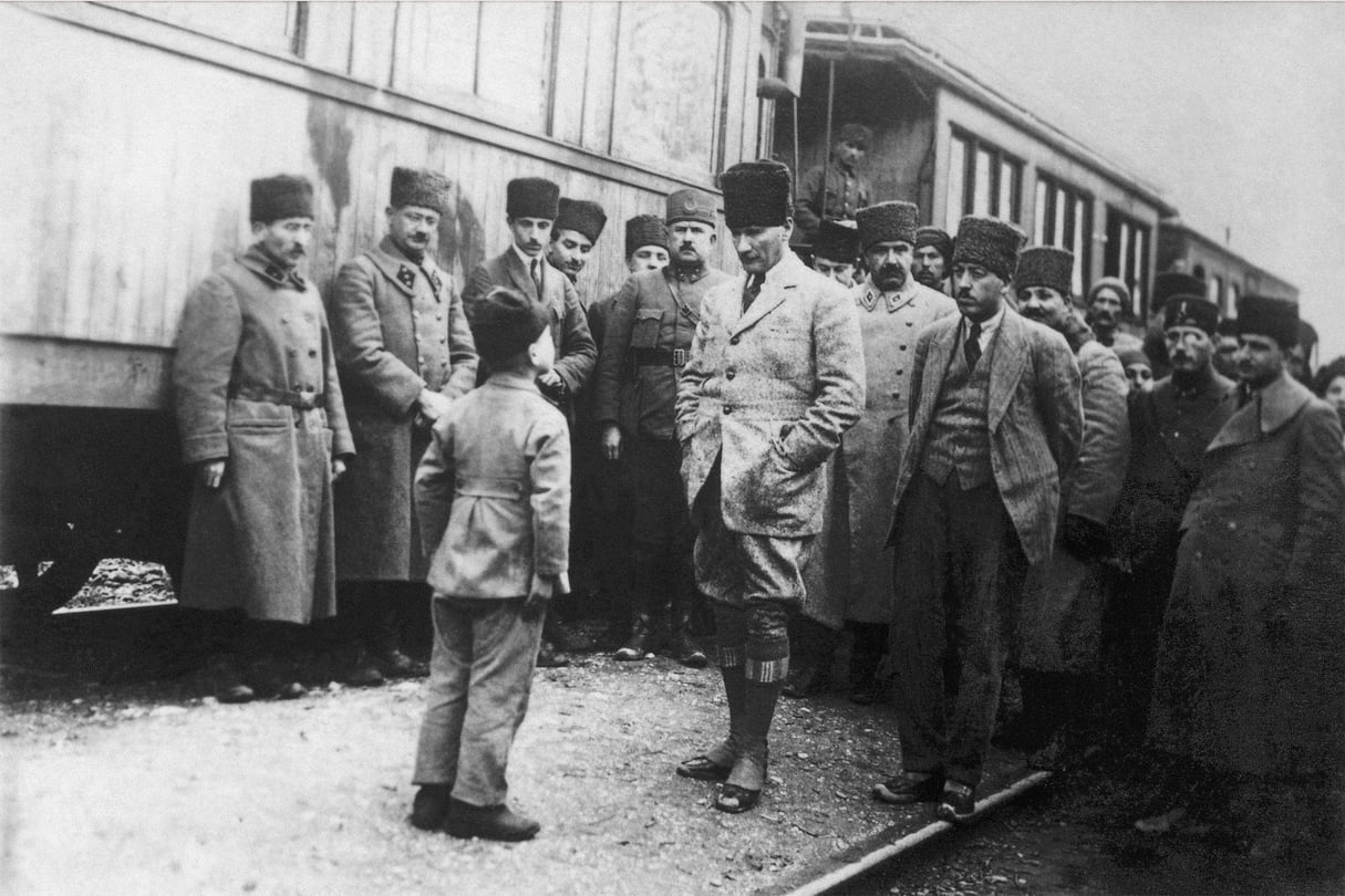 Mustafa Kemal Atatürk à la gare d’Osmaneli, province de Bilecik, en 1923. © SIPA