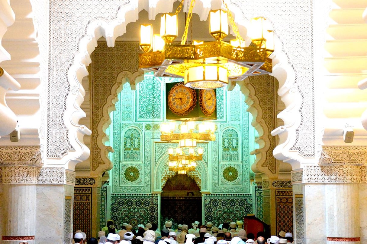 À l’intérieur de la mosquée du mausolée de Sidi Ahmed Al Tijani. © FADEL SENNA/AFP