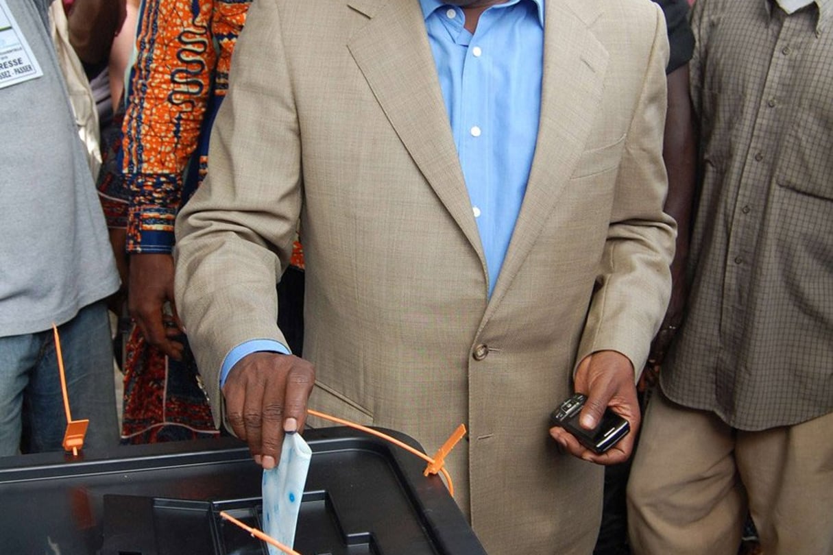 Sidya Touré vote lors de la présidentielle en Guinée, le 26 juin 2010. © Idrissa Soumare/AP/SIPA