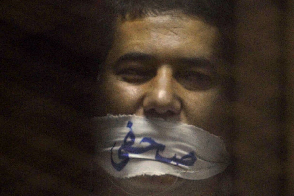 Le journaliste égyptien Ibrahim el Darawy porte un foulard pour dénoncer la censure en Égypte, le 16 mai 2015. © Ahmed Omar/AP/SIPA