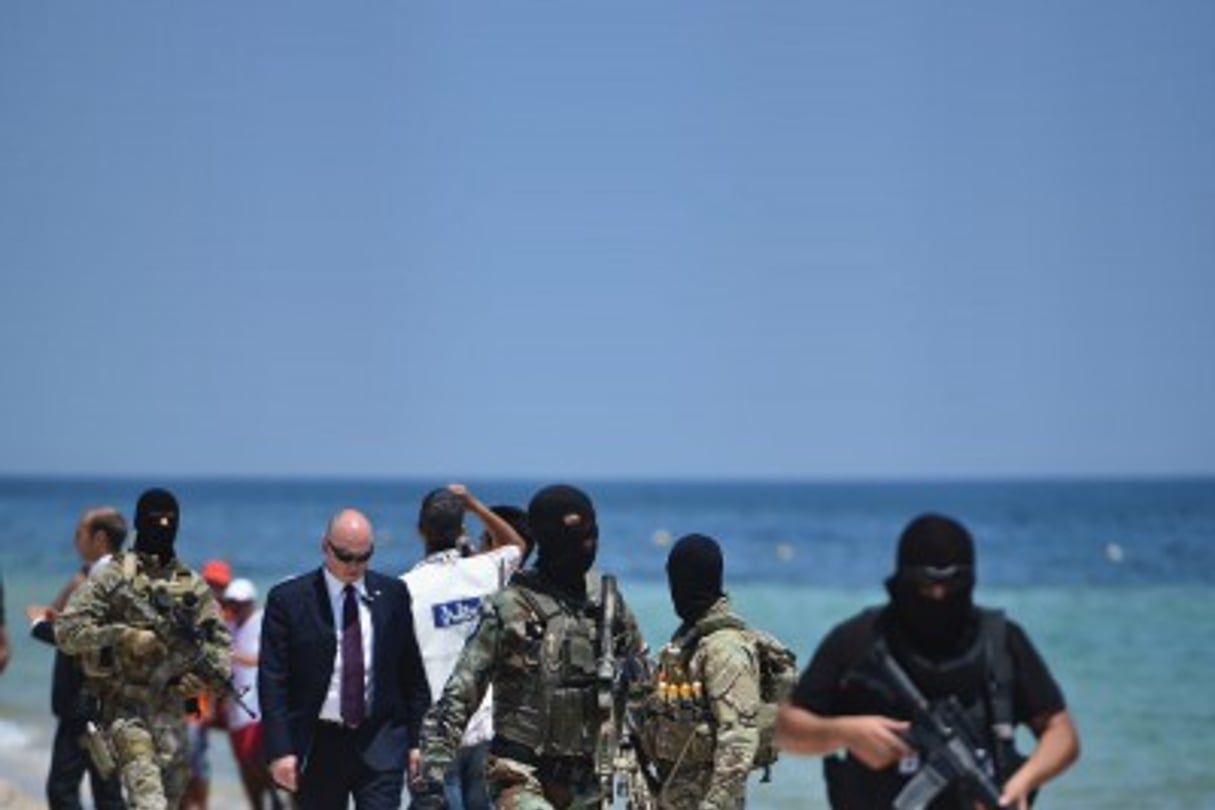 Patrouille sur la plage de Sousse, le 29 juin. © Jeff Mitchell/Getty images