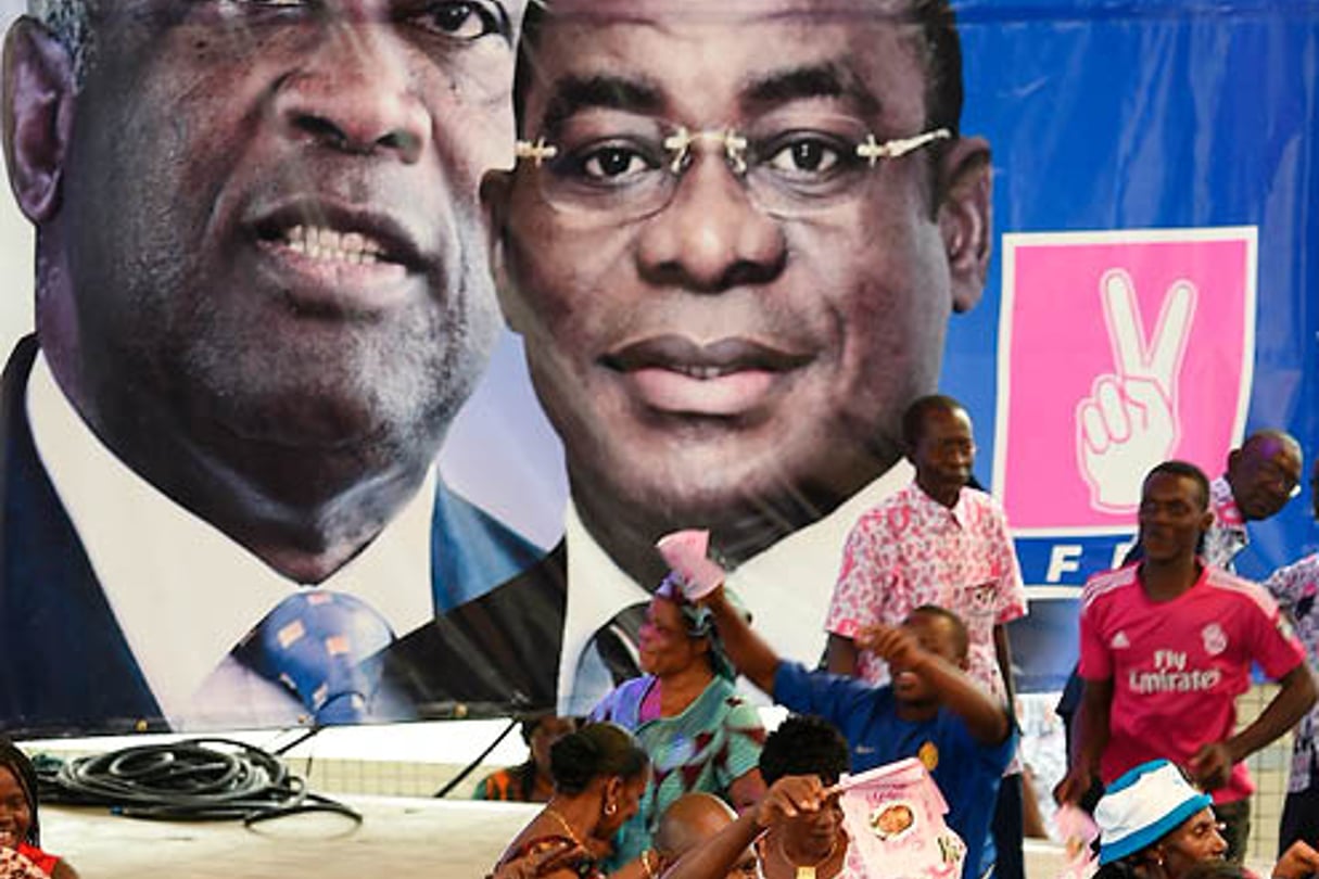 Laurent Gbagbo et Pascal Affi N’Guessan sur une affiche électorale à Abidjan, en août. © SIA KAMBOU/AFP