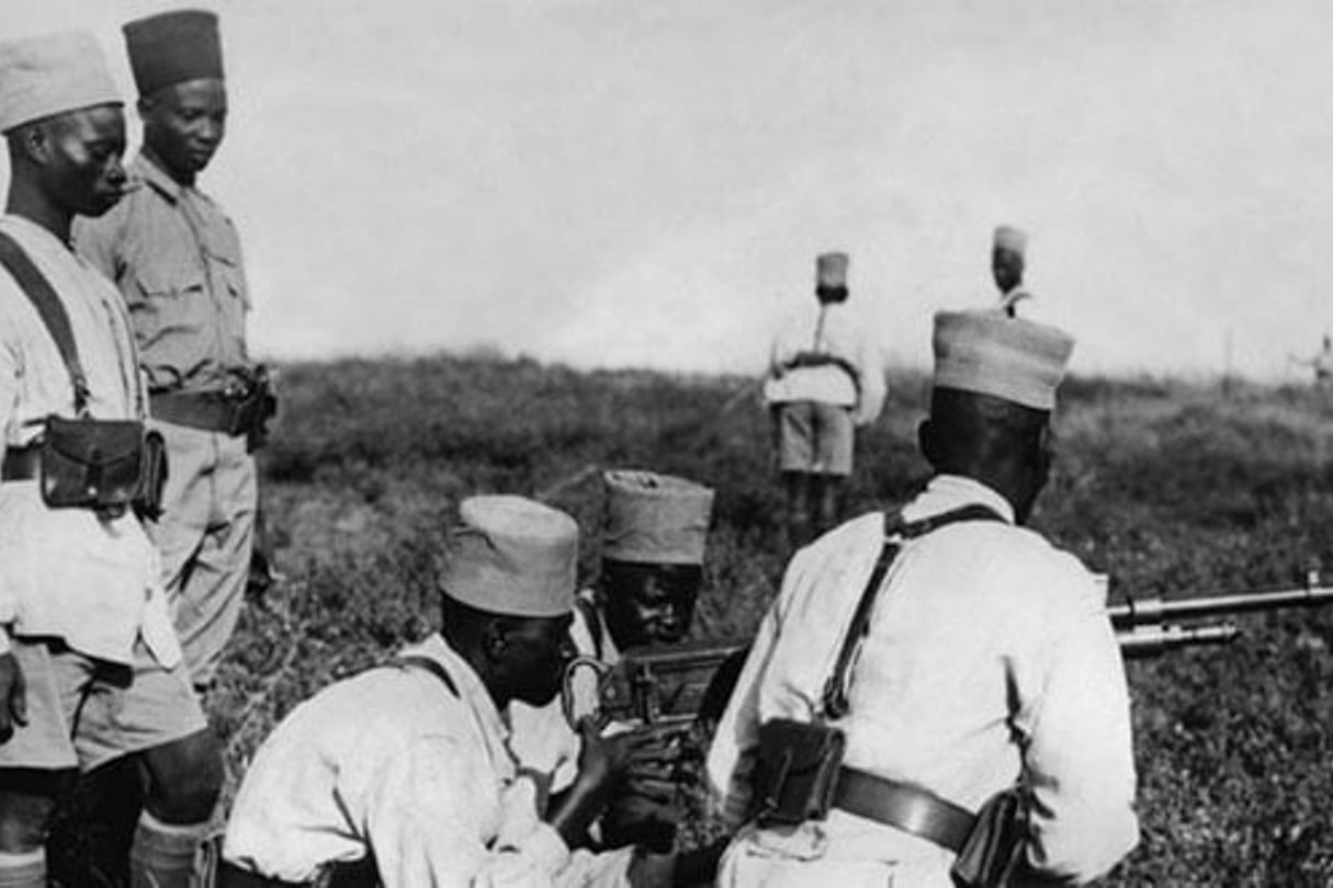 Photo prise le 4 décembre 1939 de tirailleurs sénégalais à l’instruction dans un camp d’entraînement dans les colonies françaises en Afrique. © AFP