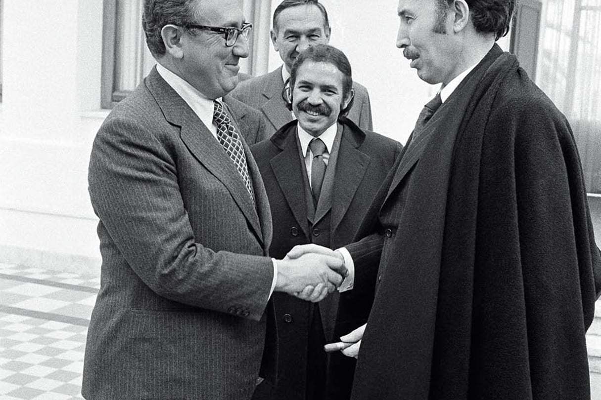 Alger, le 14 décembre 1973. Le secrétaire d’État américain (à g.), le président algérien (à dr.) et son ministre des Affaires étrangères (au centre), qui occupe aujourd’hui la fonction suprême. © MICHEL LIPCHITZ/AP/SIPA