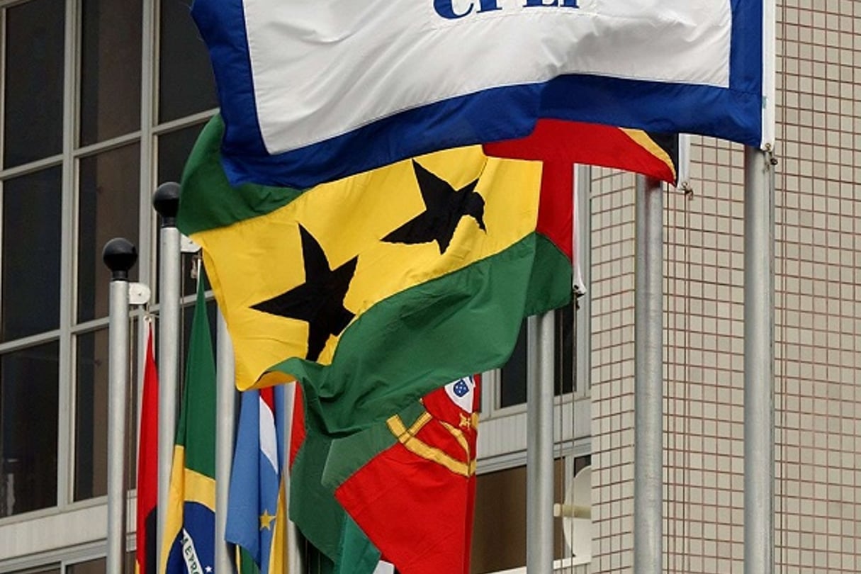 Les drapeaux des pays membres de la CPLP en 2004 à São Tomé. © ARMANDO FRANCA/AP/SIPA