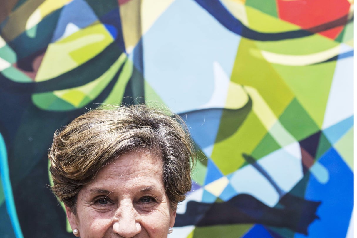 Isabel Allende posant devant une fresque représentant son père, à l’université nationale de San Salvador, en août 2015. © Salvador Melendez/AP/SIPA