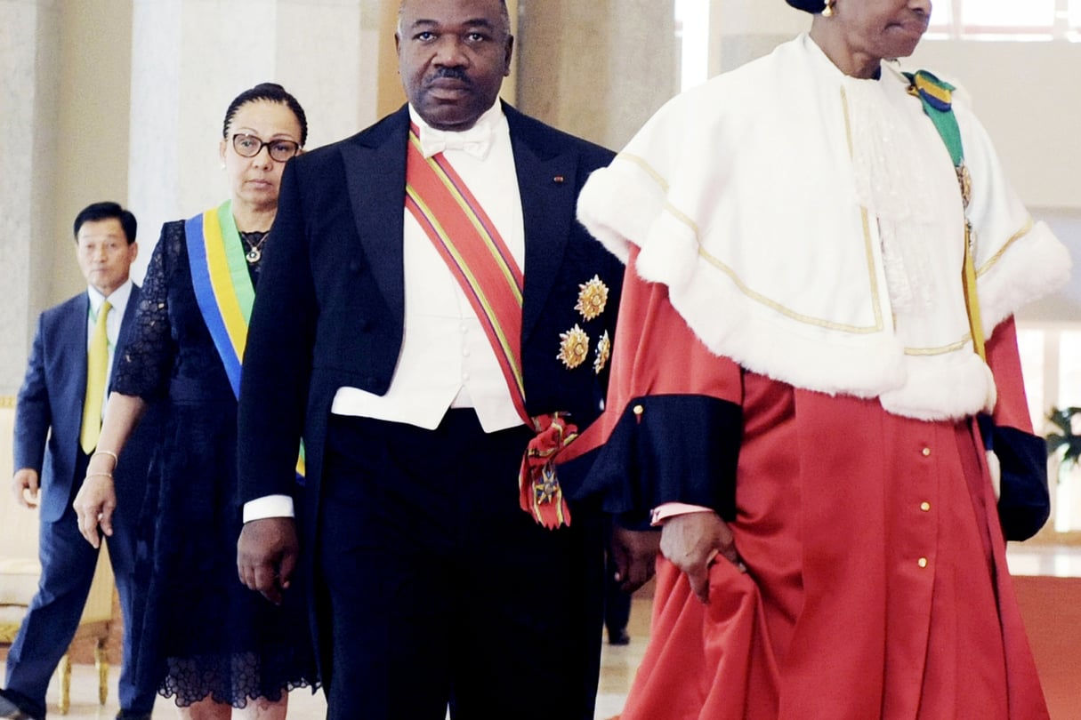 Le chef de l’État avec Marie-Madeleine Mborantsuo, présidente de la Cour constitutionnelle, le 27 septembre, à Libreville, lors de son investiture. © Steve Jordan/AFP