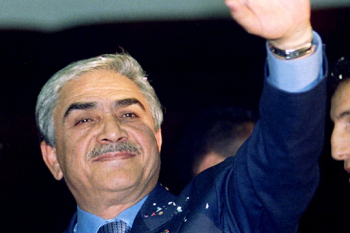 Saluant ses partisans, 
le 13 novembre 1995, à Alger. © Reuters