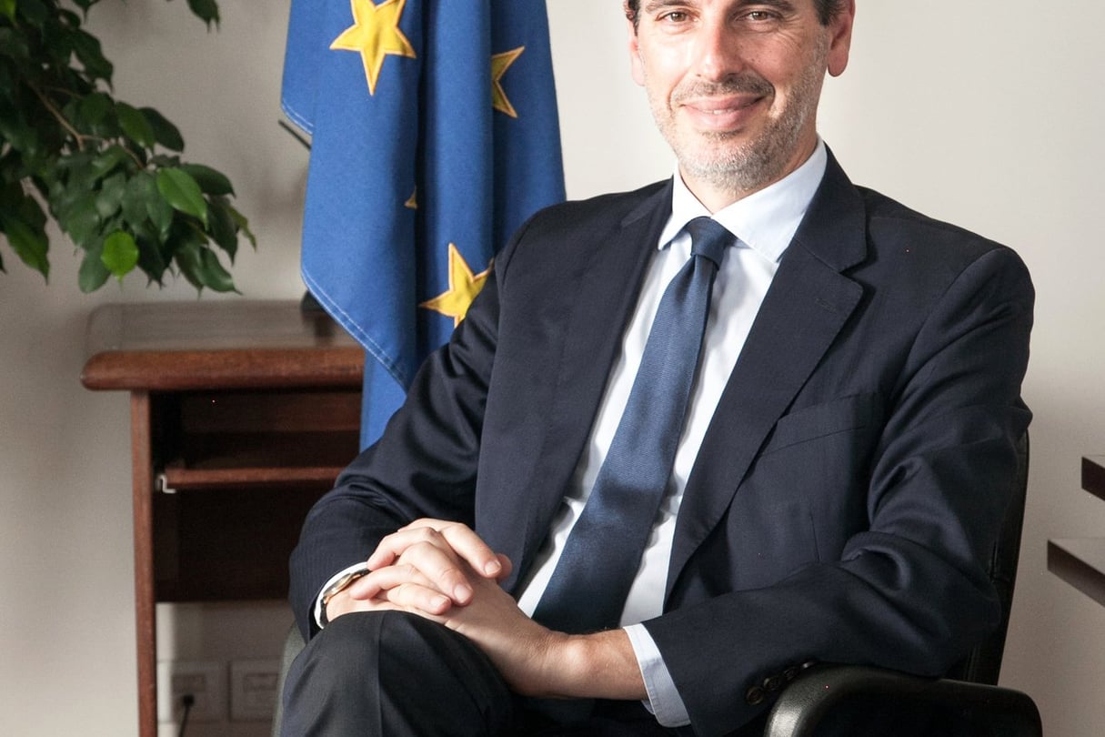 Antonio SANCHEZ-BENEDITO, Ambassadeur de la Délégation de l’Union Européenne à Madagascar, pose dans son bureau. © RIJASOLO/RIVA PRESS pour JA