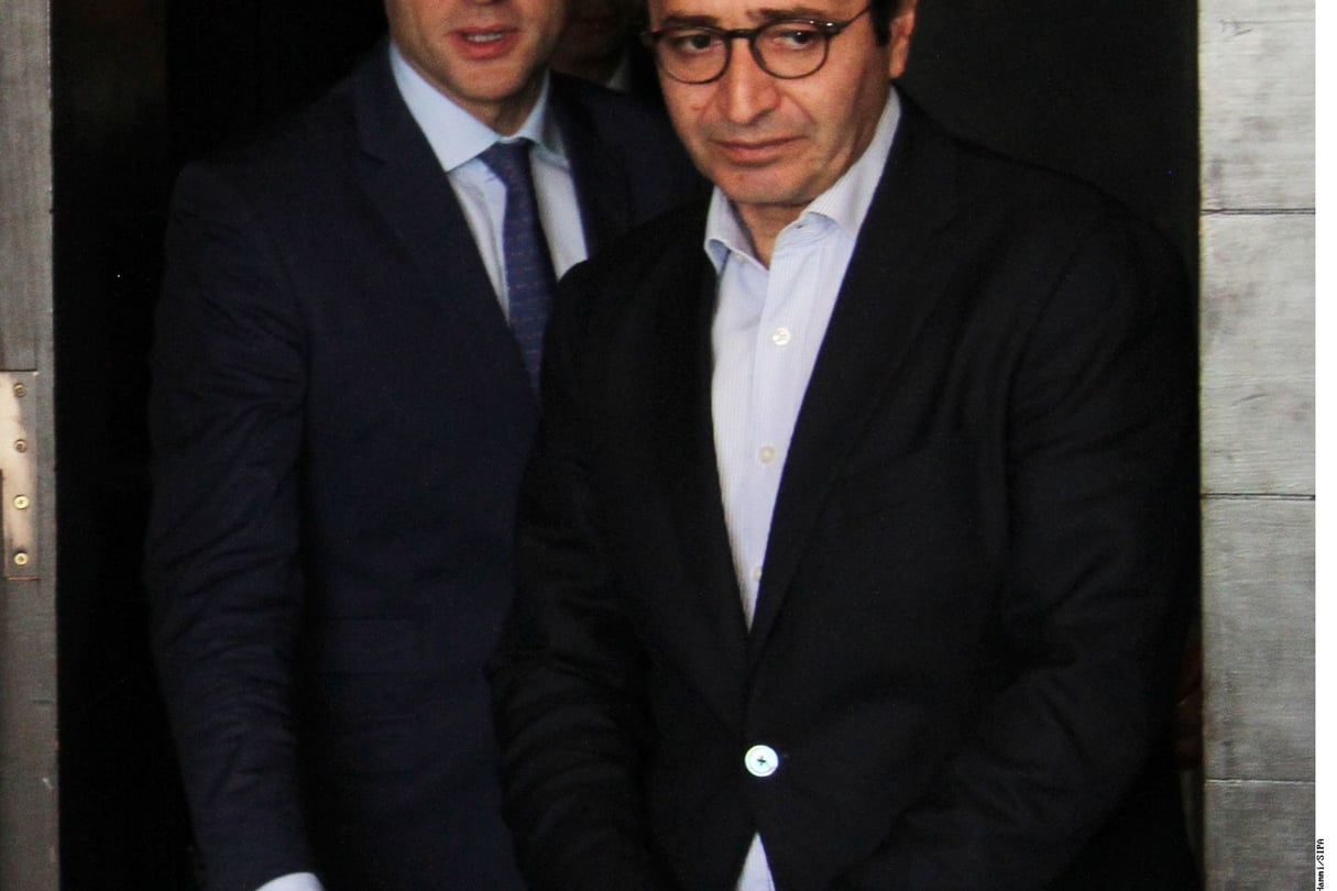 Emmanuel Macron et le ministre tunisien de l’Investissement, Fadhel Abdelkefi (à dr.). © Mohamed Hammi/SIPA