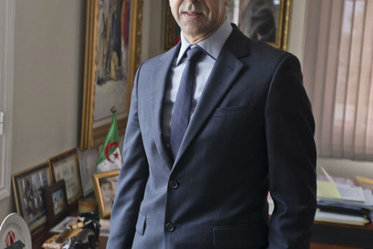 Ali Haddad, Homme d’affaires Algérien, Président Directeur Général du Groupe ETRHB (Entreprise des Travaux Routiers, Hydrauliques et Batiments), et Président du FCE (Forum des Chefs d’Entreprise), dans son bureau à Alger le 10 mars 2016. © Romain Laurendeau pour JA