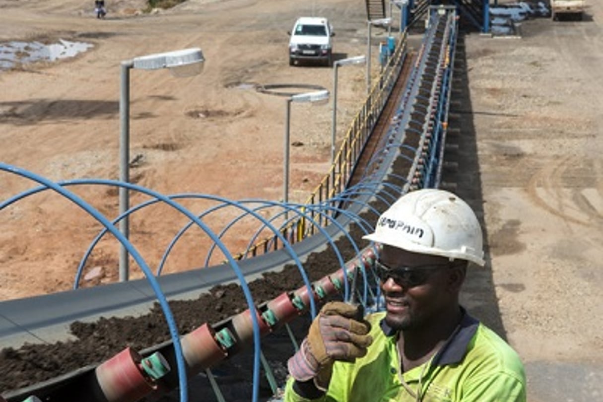 Un employé de la Société d’exploitation de Kipoï, filiale de l’entreprise australienne Tiegr Ressources, à 75 kilomètres à l’ouest de Lubumbashi, capitale de la province minière du Katanga, en République démocratique du Congo, le 9 mars 2015. © Gwenn Dubourthoumieu/JA
