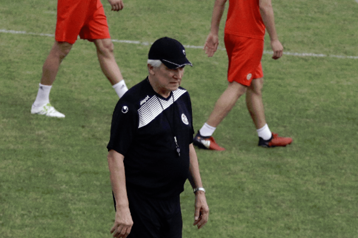 Le sélectionneur de la Tunisie, Henryk Kasperczak , et ses joueurs avant le match contre le Burkina Faso, le 27 janvier 2017. © Sunday Alamba/AP/SIPA