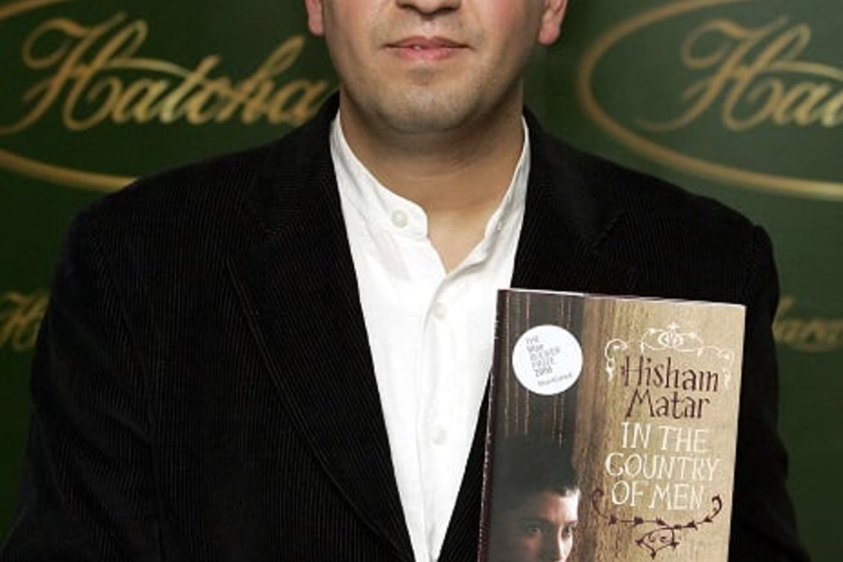 Hisham Matar, nominé pour le Booker Prize, avec son livre « Au pays des hommes », à Londres, le 10 octobre 2006. © KIRSTY WIGGLESWORTH/AP/SIPA