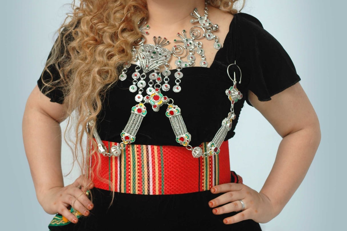 La chenteuse marocaine Fatima Tachtoukt en tenue traditionnelle. © DR.
