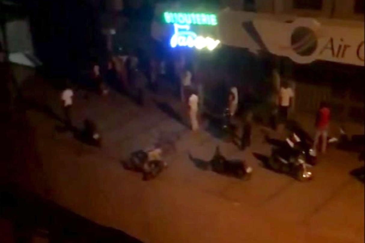 Extrait d’une vidéo prise par une caméra de surveillance dans une rue proche du restaurant Aziz Istanbul, visé par une attaque dans la nuit du dimanche 13 au lundi 14 août 2017. © El Hadji Macky Diouf/AP/SIPA