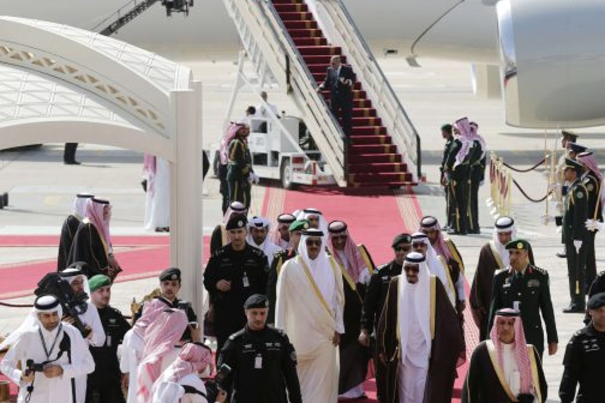L’émir du Qatar Tamim bin Hamad Al-Thani en visite diplomatique à Ryad, en Arabie Saoudite en 2015. © Hasan Jamali/AP/SIPA