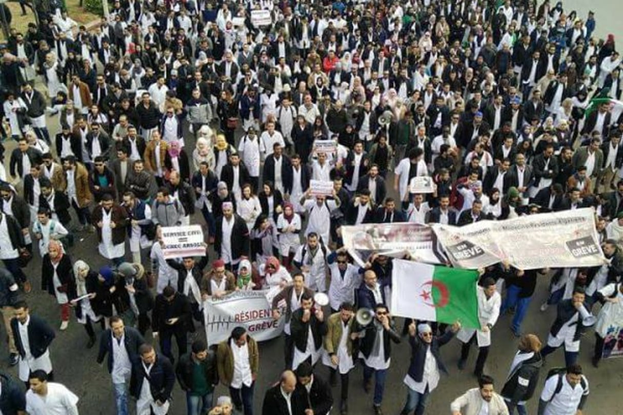 Marche national des médecins résidents à Oran © Facebook